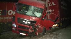 Nebezpečná nehoda u Mostu. Převrátil se kamion s acetylenem