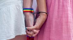 Doma si ani nedovolí vzít se za ruce. Prague Pride nabídl bezpečné místo pro všechny