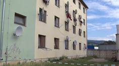 Chlapeček (1,5) vypadl z okna ve druhém patře, rodiče měli být opilí