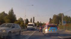 VIDEO: Pronásledovaný řidič ujížděl jak zběsilý, hnal se v protisměru i rychlostí 150 km/h