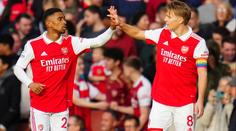 Arsenal se vrátil do čela ve velkém stylu, West Ham padl s United