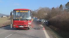 Další nehoda autobusu! 22 dětí v ohrožení, jeden mrtvý