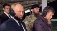 Putin se ztrapnil před Kadyrovem. Sluchátka na střelnici si nasadil opačně