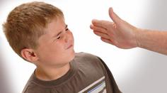 Přineslo dítě špatné vysvědčení? Nikdy ho netrestejte, radí odborník