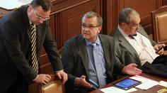 Politici si zase chtějí zvednout platy! Poslanci si polepší o 10 tisíc