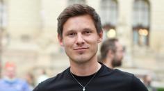 Známý český zpěvák se ošklivě zranil. Krvácení museli zastavit až v nemocnici