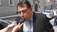 Studenti testovali poslance, jestli nemají "virózu"! Kdo dýchnul a kdo raději utekl?