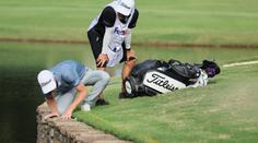Jak se tam mohl míček udržet? Golfista pobavil šťastným úderem