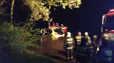 Taxikář sjel do Vltavy, z vozu stačil vyplavat