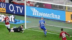 Znovu podivné video na Spartě. Costa unikl rudé, přišla i penalta
