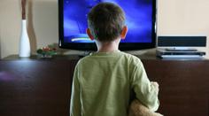 Má vaše dítě v pokojíku televizi? Tak je SÁDELNATĚJŠÍ než jeho kamarádi!