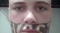 Opil se a nechal si udělat tetování. Litovat bude do konce života