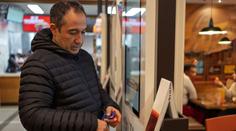 Kiosky ve fastfoodu si říkají o spropitné. Čechy to rozdělilo na dva tábory