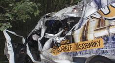 Dodávka se změnila v hromadu šrotu, pasažér neměl šanci přežít