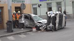 Auto strážníků v Plzni skončilo na boku, zranila se i dívka (12)!