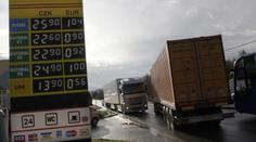 Benzín za 22,90. Řidiči zablokovali silnici a tankovali do zásoby