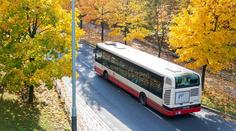 Autobus v Praze přivřel ženu a táhl ji několik metrů. Policie hledá svědky