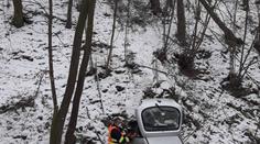 Sníh v Česku: Řidič neudržel auto na silnici, sjel z 20metrového srázu