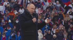 Tik ve rtech, křečovitě sevřený kapesník. Putin se problémy skrýt už ani nesnaží