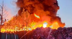 Nevětrejte, varuje kraj lidi kvůli obřímu požáru skládky. Zveřejnil seznam obcí