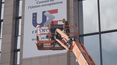 V Bruselu se celý den pracovalo na výzdobě budov Rady Evropské unie