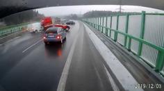 Hasiči zastavili, aby pomohli u nehody. Nabouralo je další auto