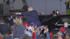 Trump a Biden za sebou mají klíčové mítinky. Opět si vyměňovali urážky