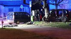 Řidič zničil v Plzni auto o strom, tělo museli vyprostit hasiči