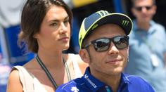 Přítelkyně jezdce Rossiho šokovala: Na MotoGP mě osahávali!