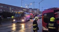 Hrozivá nehoda u pražského nádraží. Autobus ženě amputoval obě nohy