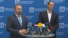 O dávky bude možné žádat i online. Jejich vyplácení se zrychlilo, tvrdí Jurečka