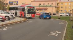 Mělník má problém se zrekonstruovanou silnicí. Autobusy se na ní nevytočí
