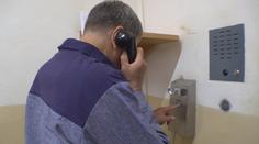 Věznice v Česku nově povolují odsouzeným telefony. S kontrolou hovorů pomůže AI