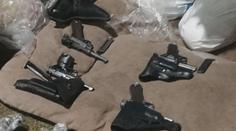 Policisté šli po drogových dealerech, na zahradě našli bednu plnou zbraní