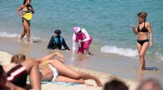 Po brutální bitce zakázali na Korsice muslimské plavky burkini