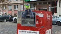 VIDEO: Nohy trčící z kontejneru vyděsily kolemjdoucí. Zasahovat museli strážníci