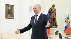 Putinovo gesto vyvolalo lavinu reakcí. Lidé tvrdě urážejí Trumpova vyslance