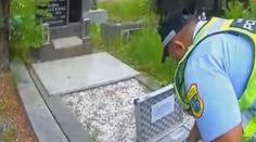 VIDEO: Ženu při návštěvě hřbitova čekal šok. Ihned zavolala na tísňovou linku