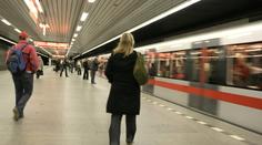 Muž na Černém Mostě nestihl uhnout. Srazilo ho metro