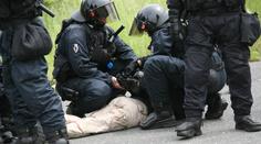 Policista obchodující s drogami dal do zástavy služební zbraň!