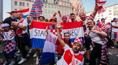 Bizarní příběh z Eura. Žena pokousala mladíka, pak ho okradla o hraný dres