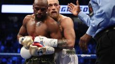 Nikdy tě neopustím! Momentka ze zápasu Floyd vs. Conor baví svět