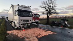 Dva mrtví, dítě v nemocnici. Osobní auto se na Nymbursku srazilo s nákladním