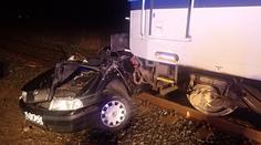 Vlak smetl auto na přejezdu v Krnově, zraněné museli vystříhat