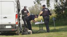 Při sérii útoků v Kanadě zemřelo nejméně 10 lidí. Policie pátrá po podezřelých