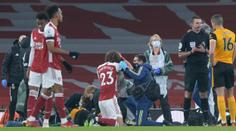 VIDEO: Hrozivý střet v Premier League. Útočník utrpěl frakturu lebky