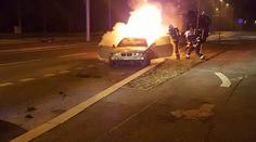 Jízda BMW skončila v Plzni požárem. Auto bylo asi kradené