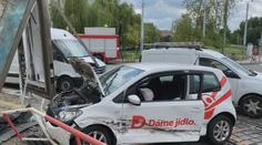 Havárka dvou aut na Malé Straně zablokovala dopravu, jeden řidič se zranil
