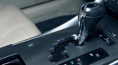 Nechtějí řadit? V ČR přibývá šoférů s řidičákem jen na automat!