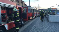 Vážná nehoda: Muž spadl pod tramvaj, tu nadzvedávali hasiči